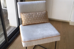 changement de couverture fauteuil contemporain + coussins déco assortis